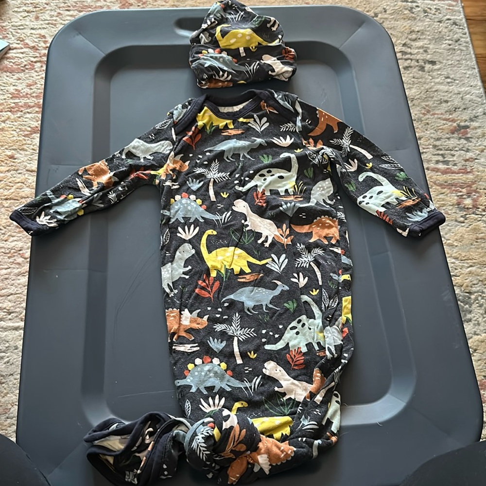 Little sleepies gown/hat